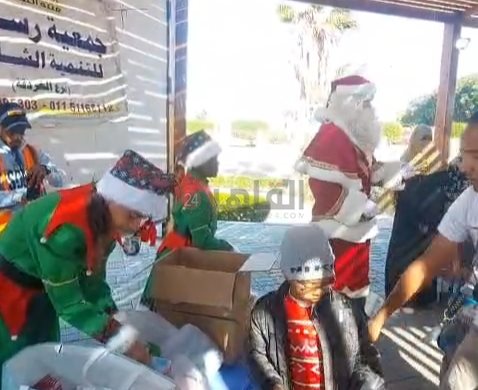 بابا نويل ويوزع هداياه على صغار الجمعيات الخيرية