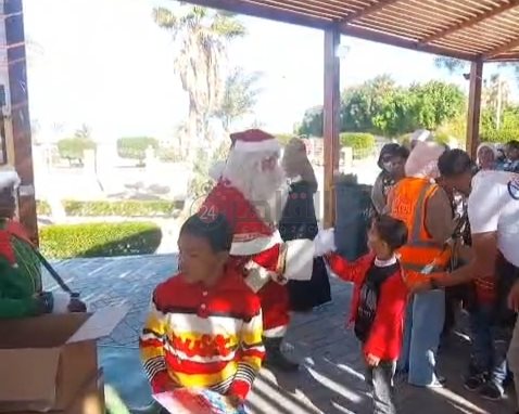 بابا نويل ويوزع هداياه على صغار الجمعيات الخيرية