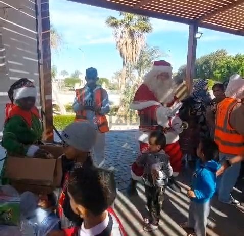 بابا نويل ويوزع هداياه على صغار الجمعيات الخيرية