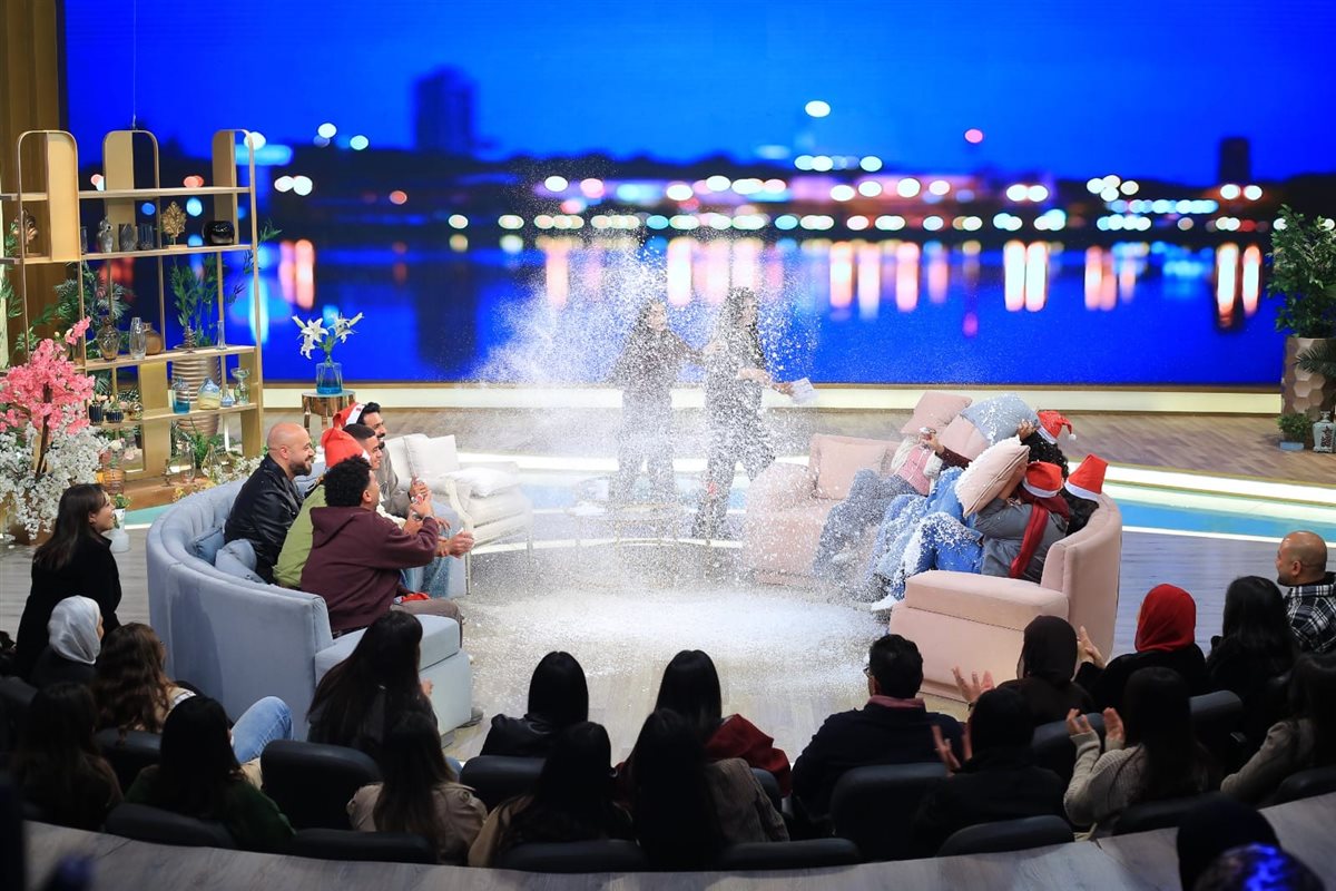 أبطال وصناع مسلسل ميد تيرم مع منى الشاذلي