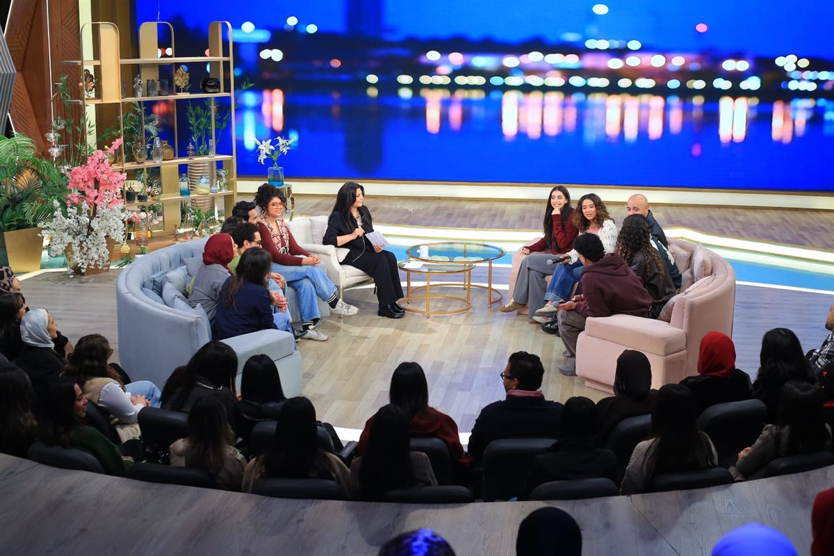 أبطال وصناع مسلسل ميد تيرم مع منى الشاذلي