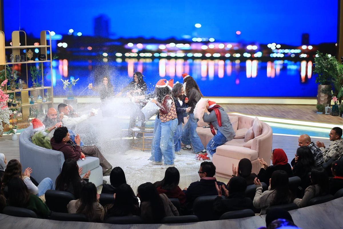 أبطال وصناع مسلسل ميد تيرم مع منى الشاذلي