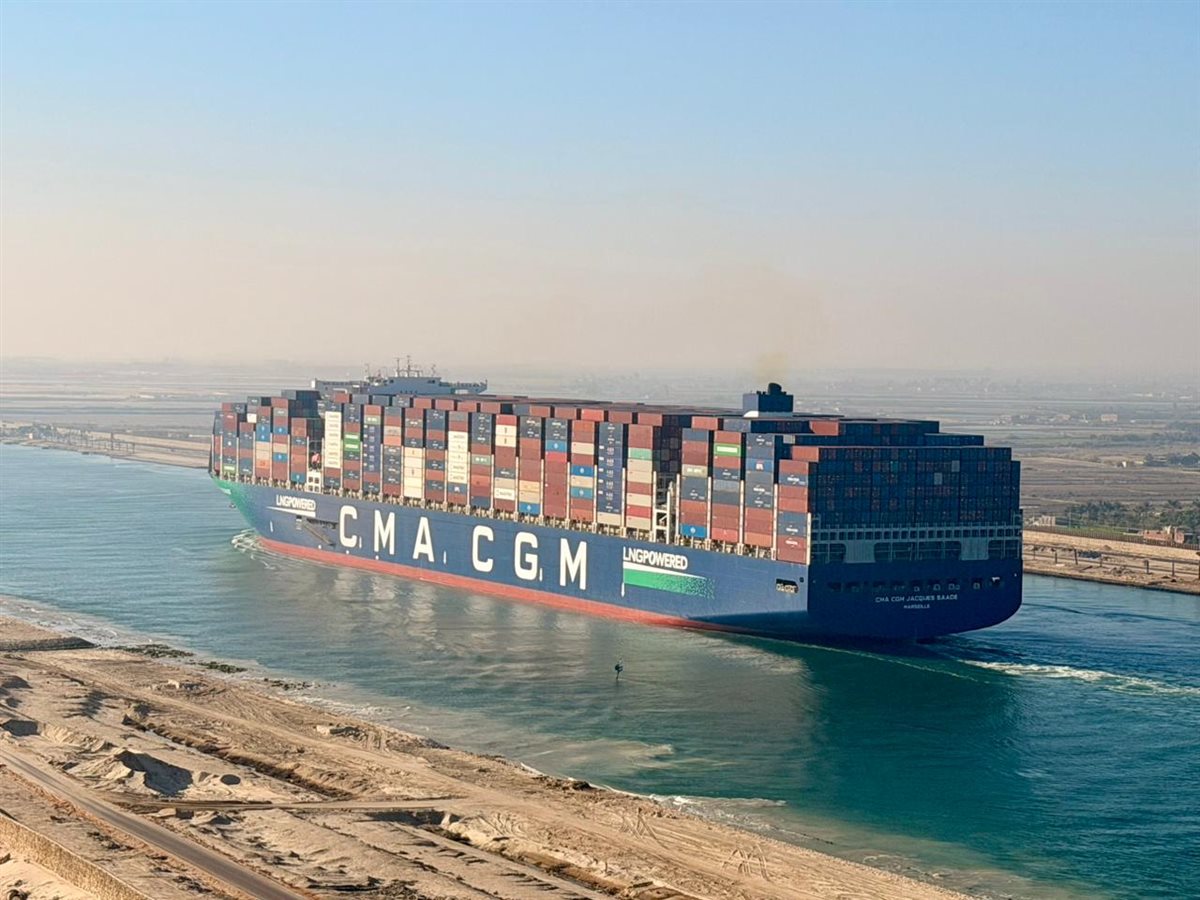 عبور إحدى أكبر سفن الحاويات العملاقة في العالم