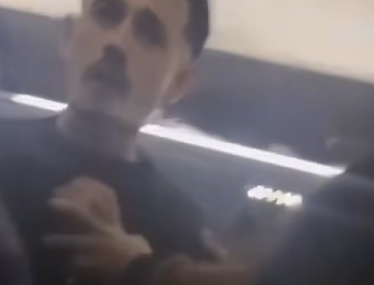 ركاب يهاجمون شابًا حاول مضايقة فتاة في القطار