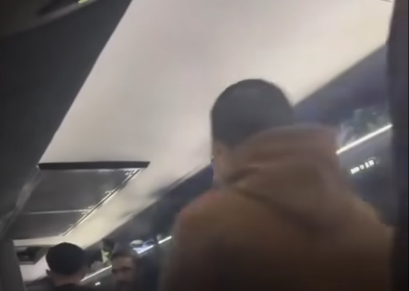 ركاب يهاجمون شابًا حاول مضايقة فتاة في القطار