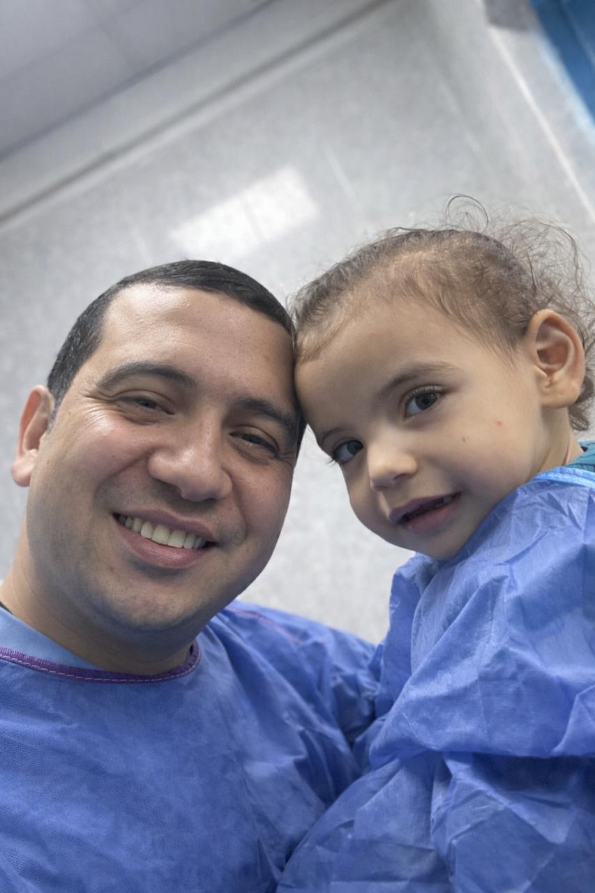 الطفلة مع أحد أعضاء فريق مستشفى سيد جلال الجامعي بطب الأزهر&nbsp;