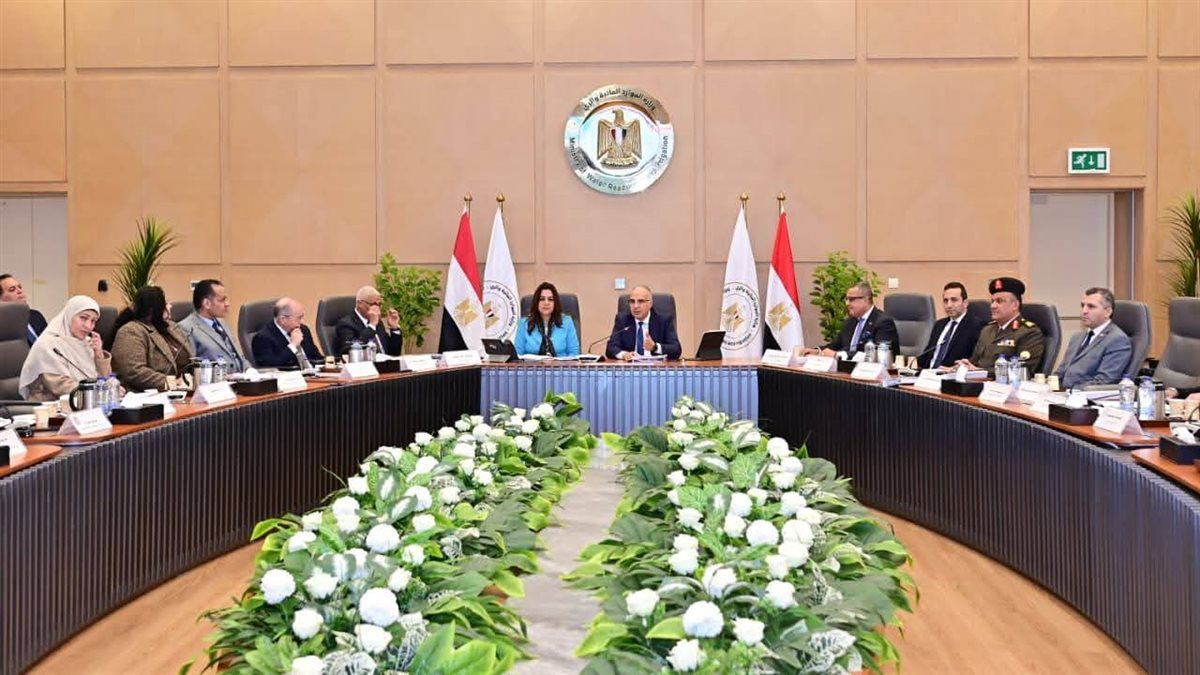 محافظ جنوب سيناء يشارك في اجتماع اللجنة العليا للشواطئ