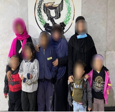 متهمتان مع عدد من الصغار الأحداث المجني عليهم&nbsp;