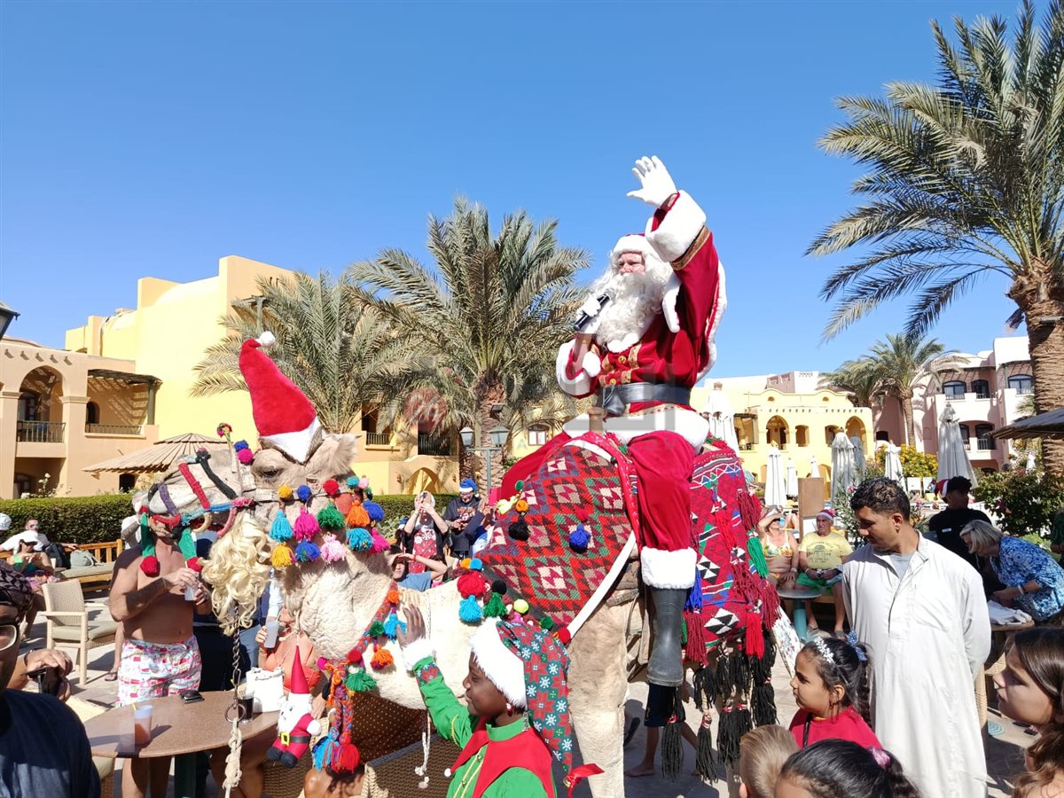 بابا نويل البلجيكي على شواطئ الغردقة 