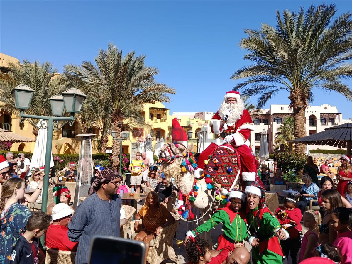 بابا نويل البلجيكي على شواطئ الغردقة 