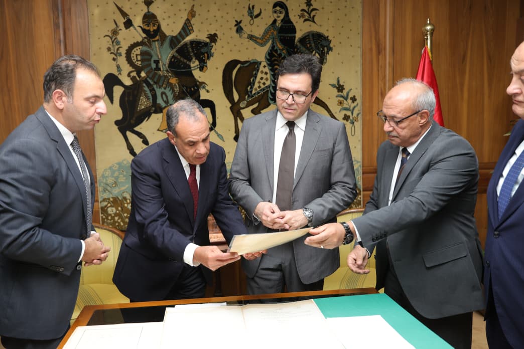 تسليم الوثائق والاتفاقيات