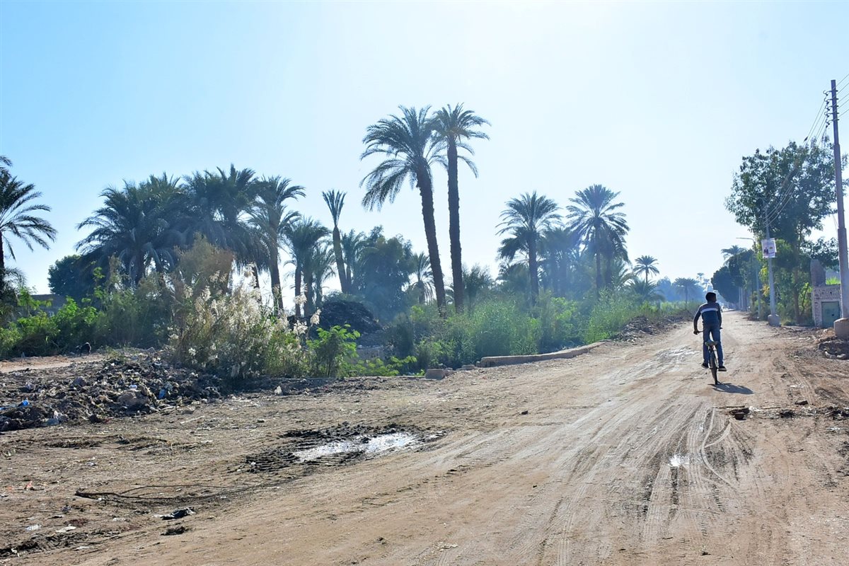 محافظ الأقصر يتفقد كورنيش أرمنت غرب الأقصر
