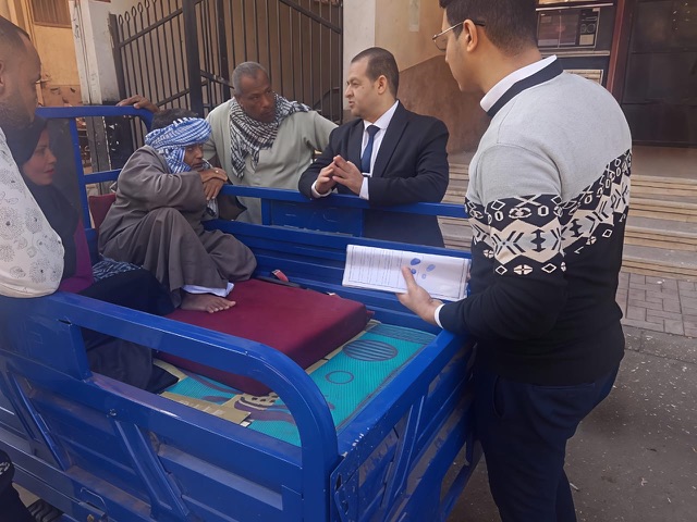 عقد عمل لشاب من ذوي الهمم بالأقصر