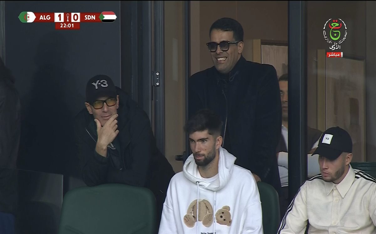 بعد قراره تمثيل الجزائر.. زيدان يدعم نجله حارس محاربي الصحراء أمام السودان من المدرجات
