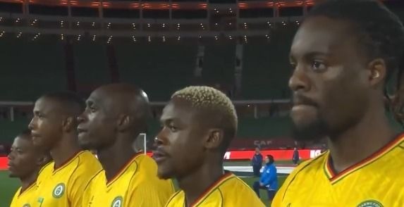<strong>مخرج مباراة مصر وزيمبابوي يعرض صور لاعبي زيمبابوي أثناء عزف النشيد الوطني لـ مصر</strong>