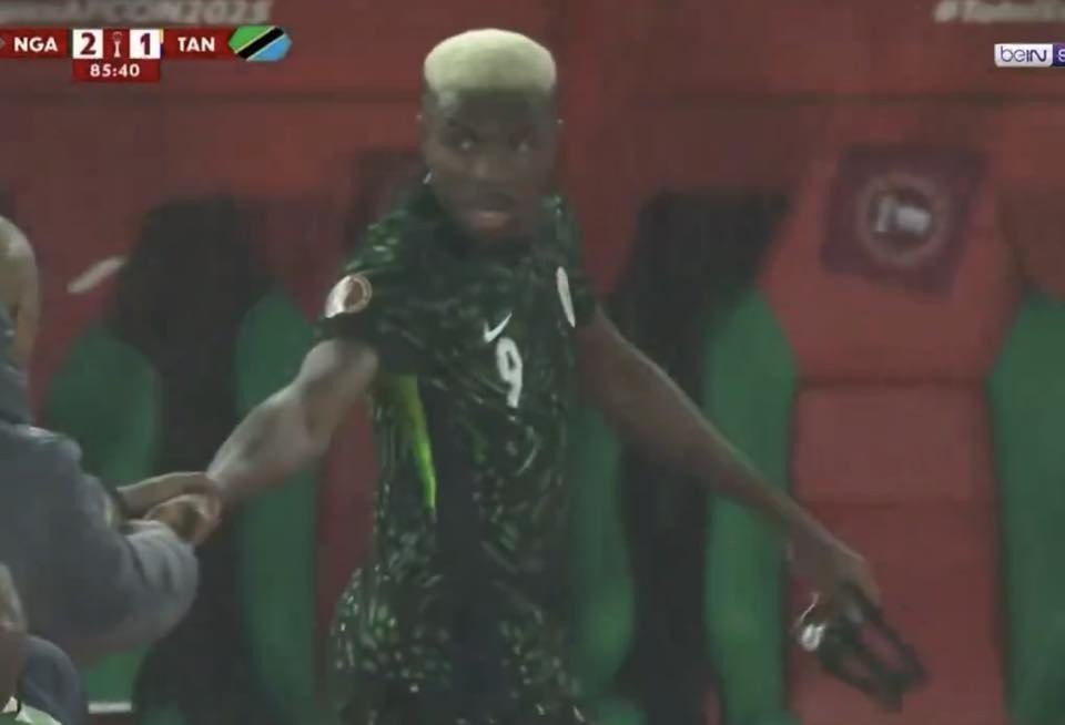 <strong>غضب فيكتور أوسيمين عقب تبديله في مباراة نيجيريا وتنزانيا</strong>