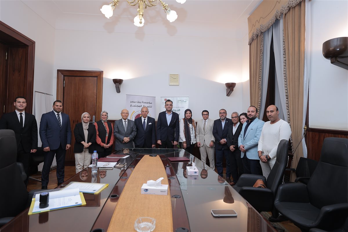 جانب من التوقيع