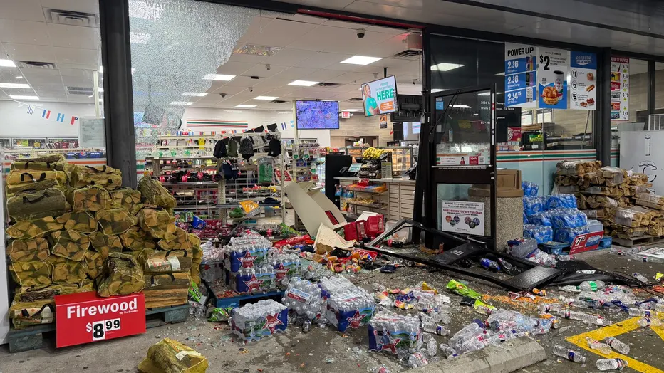 سرقة جهاز صراف آلي من متجر صغير في ولاية تكساس الأمريكية