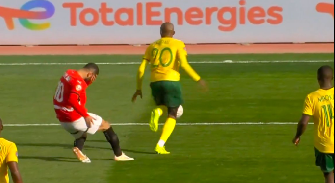 <strong>لقطة تدخل خوليسو موادو على محمد صلاح في مباراة مصر وجنوب إفريقيا بكأس الأمم الإفريقية 2025</strong>
