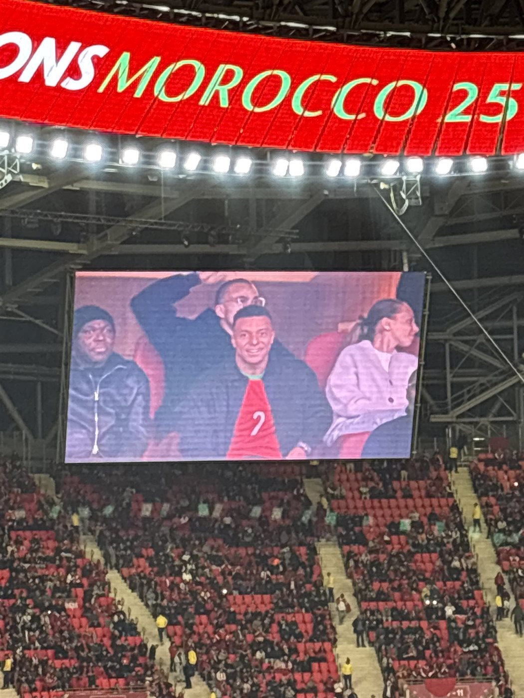 <strong>بقميص أشرف حكيمي.. الفرنسي مبابي لاعب ريال مدريد يتواجد في مدرجات ملعب المغرب ومالي في كأس الأمم الإفريقية 2025&nbsp;</strong>