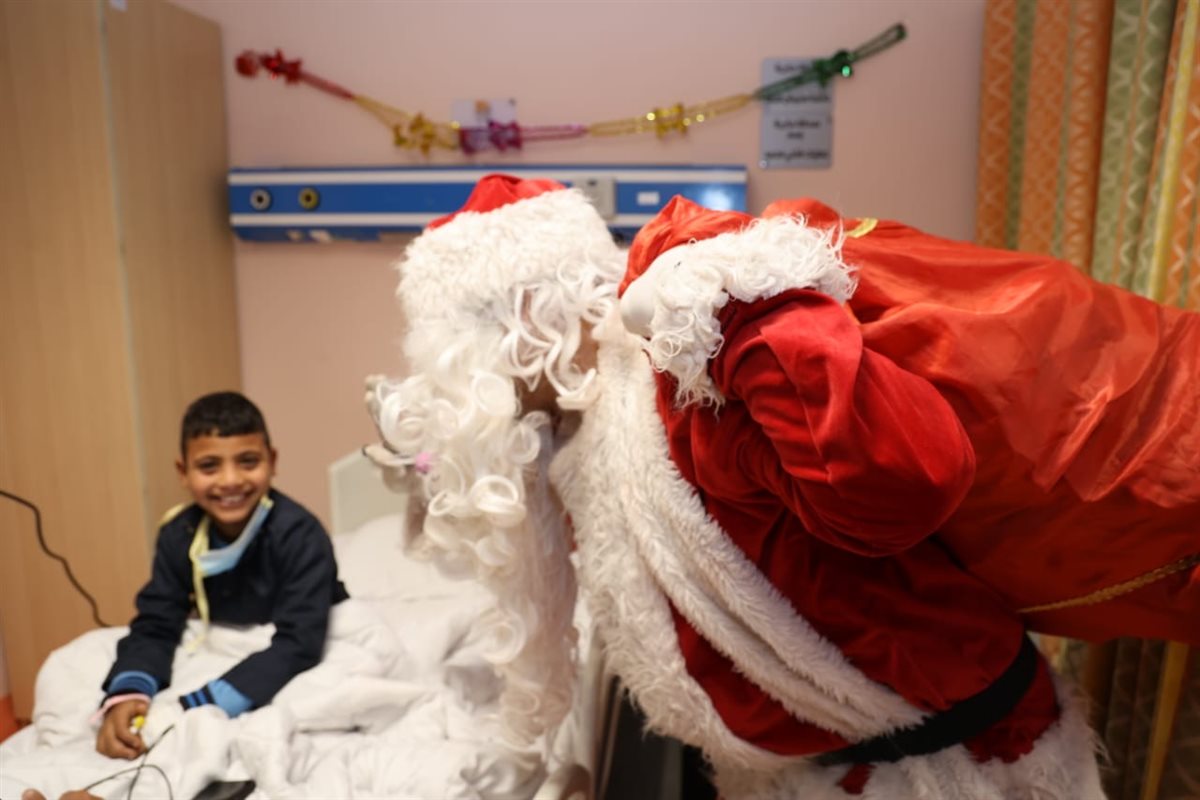 بابا نويل يدعم الأطفال متحدي السرطان بالأقصر