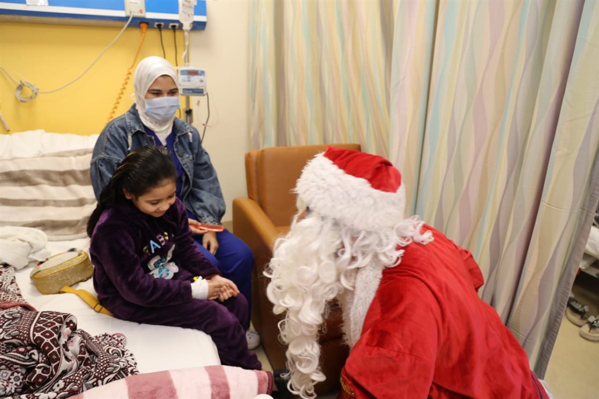 بابا نويل يدعم الأطفال متحدي السرطان بالأقصر