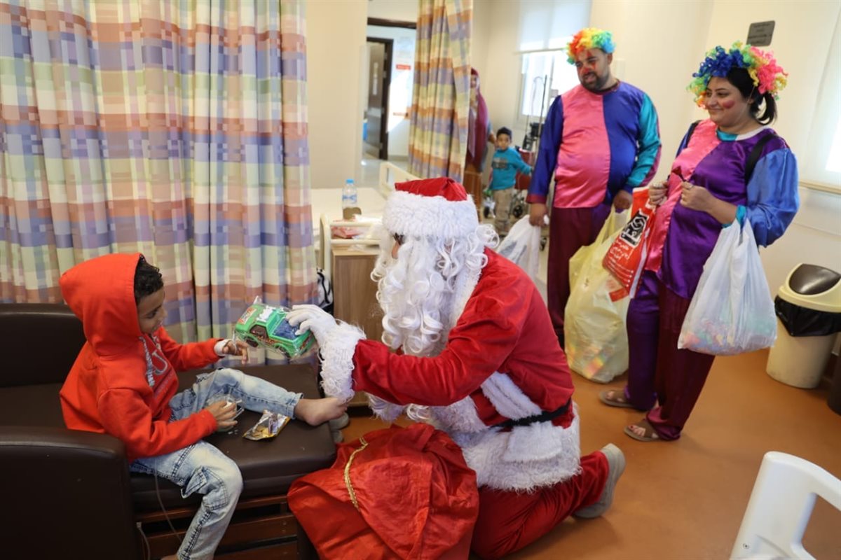 بابا نويل يدعم الأطفال متحدي السرطان بالأقصر