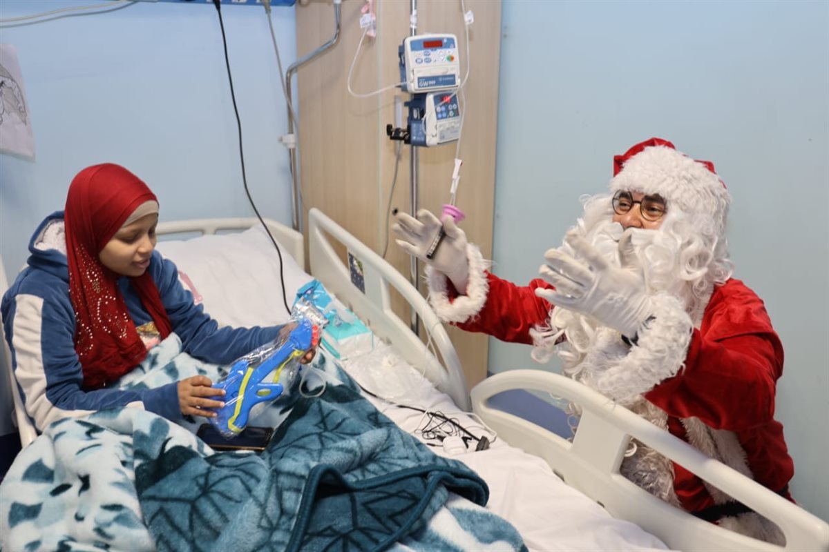 بابا نويل يدعم الأطفال متحدي السرطان بالأقصر