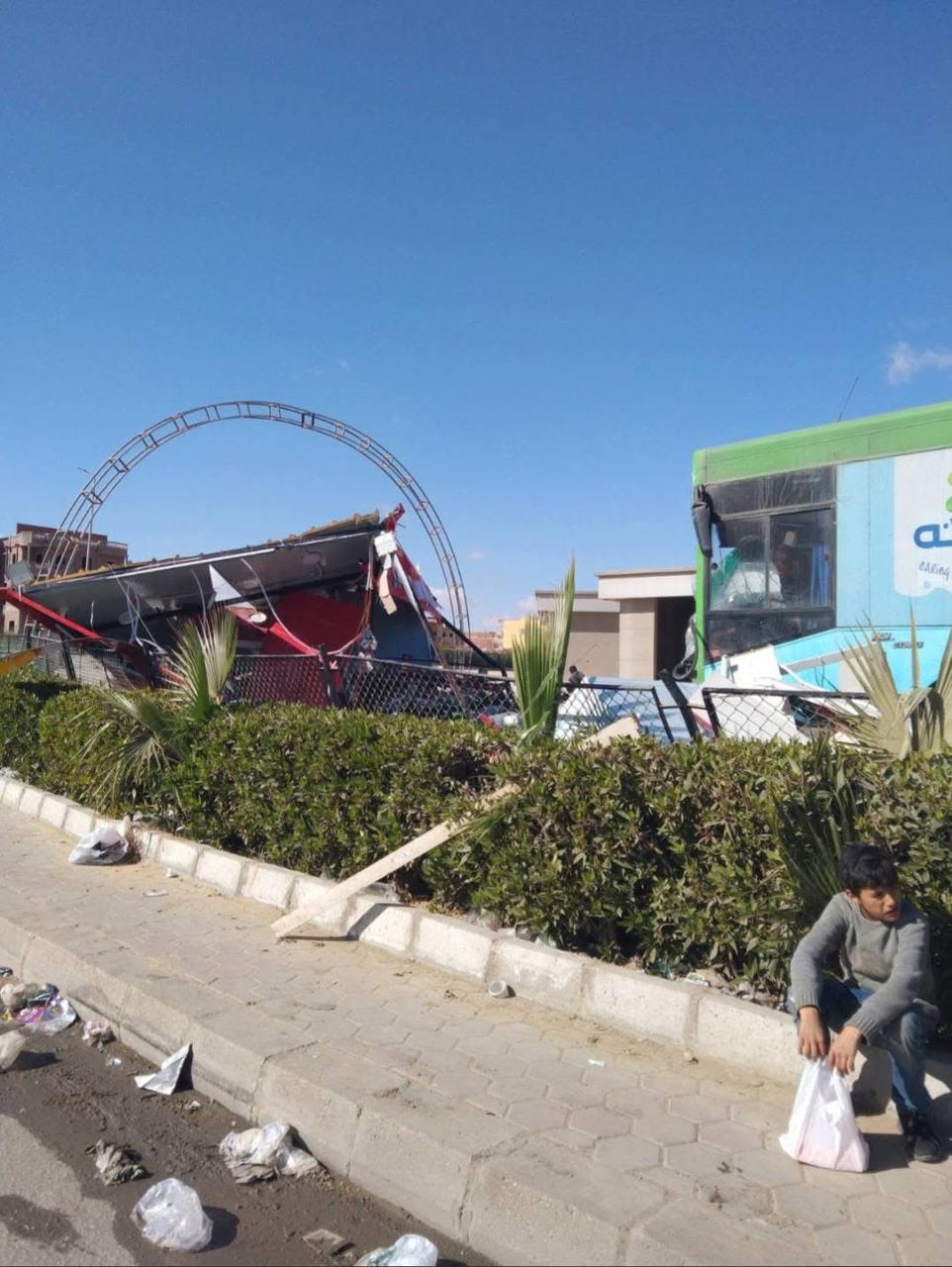 جانب من تصادم اتوبيس جرين باص بكشك في حدائق أكتوبر