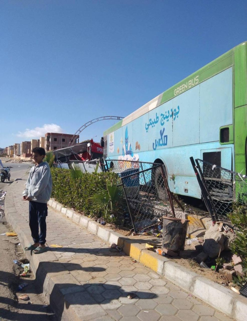 جانب من تصادم اتوبيس جرين باص بكشك في حدائق أكتوبر