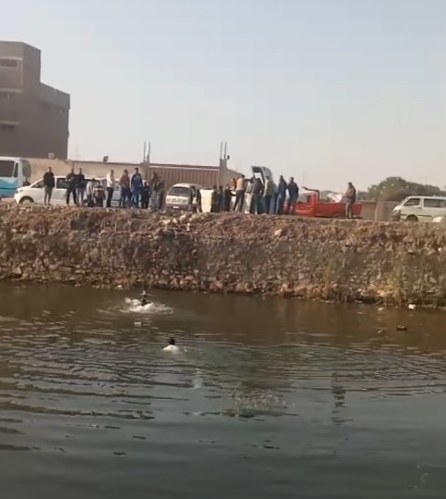 <strong>انقلاب ميكروباص بترعة المريوطية</strong>