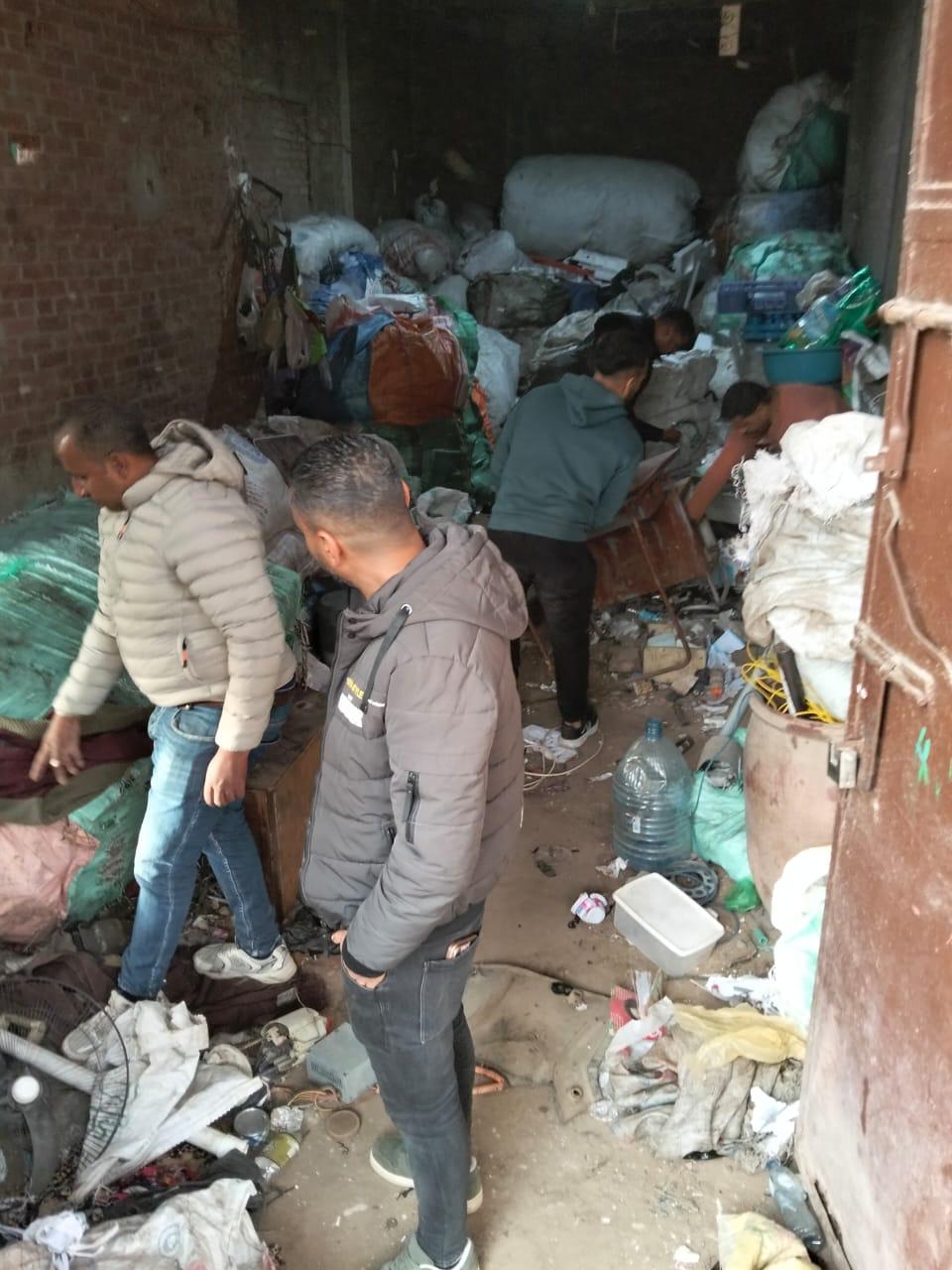 حملة موسعة على مخازن