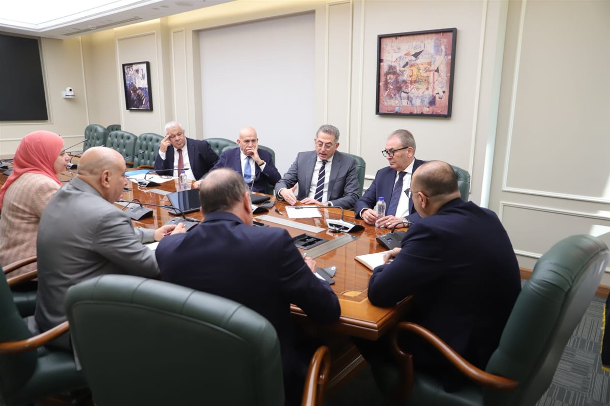 وزير العمل مع عدد من أعضاء مجلس إدارة غرفة صناعة الملابس والمفروشات المنزلية&nbsp;