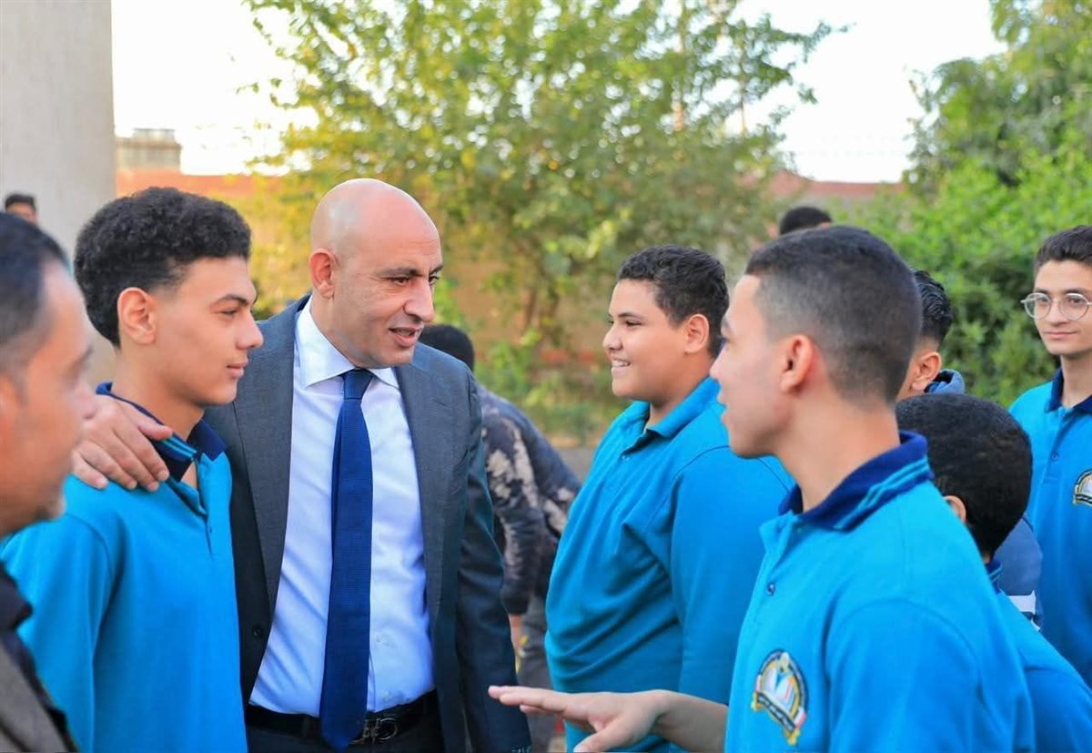 وزير التربية والتعليم والتعليم الفني مع الطلاب&nbsp;