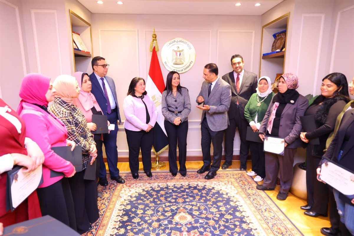 وزيرة التضامن تكرم إدارة الاتصال الاستراتيجي والإعلام كأفضل فريق عمل بالوزارة