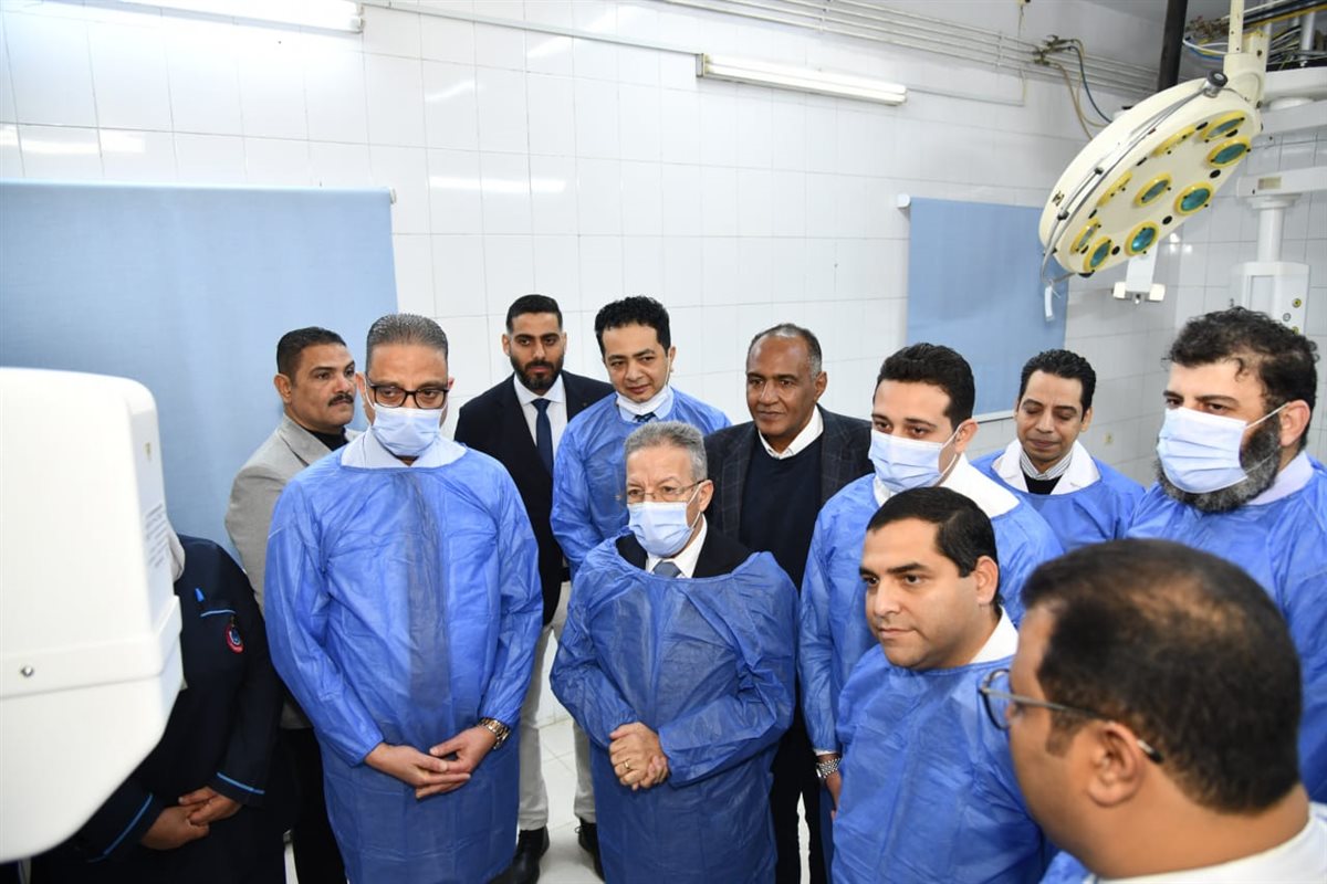 محافظ الفيوم ونقيب أطباء مصر يتفقدان وحدة المخ والأعصاب الجديدة بمستشفى سنورس المركزي