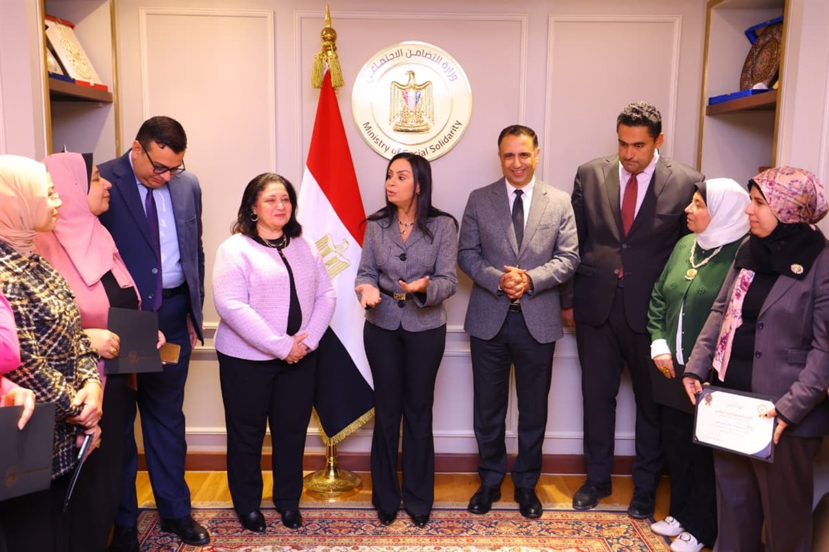 وزيرة التضامن تكرم إدارة الاتصال الاستراتيجي والإعلام كأفضل فريق عمل بالوزارة