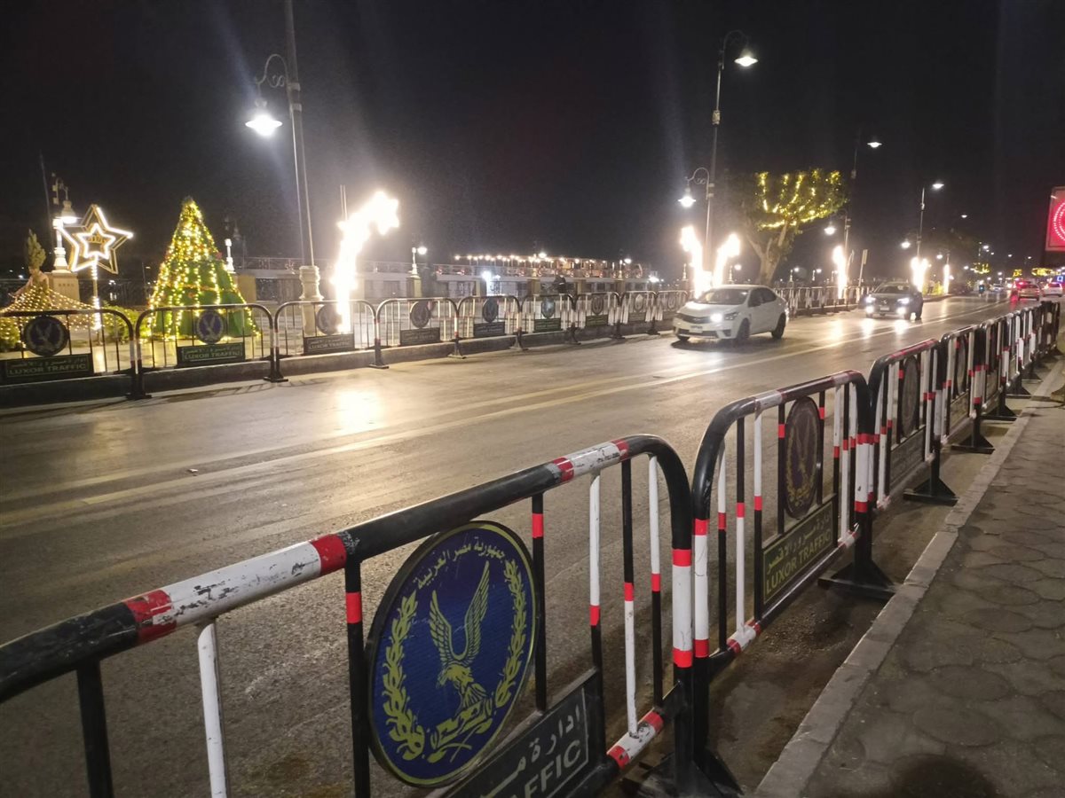 حواجز حديدية بطول الكورنيش لتأمين إحتفالات العام الجديد