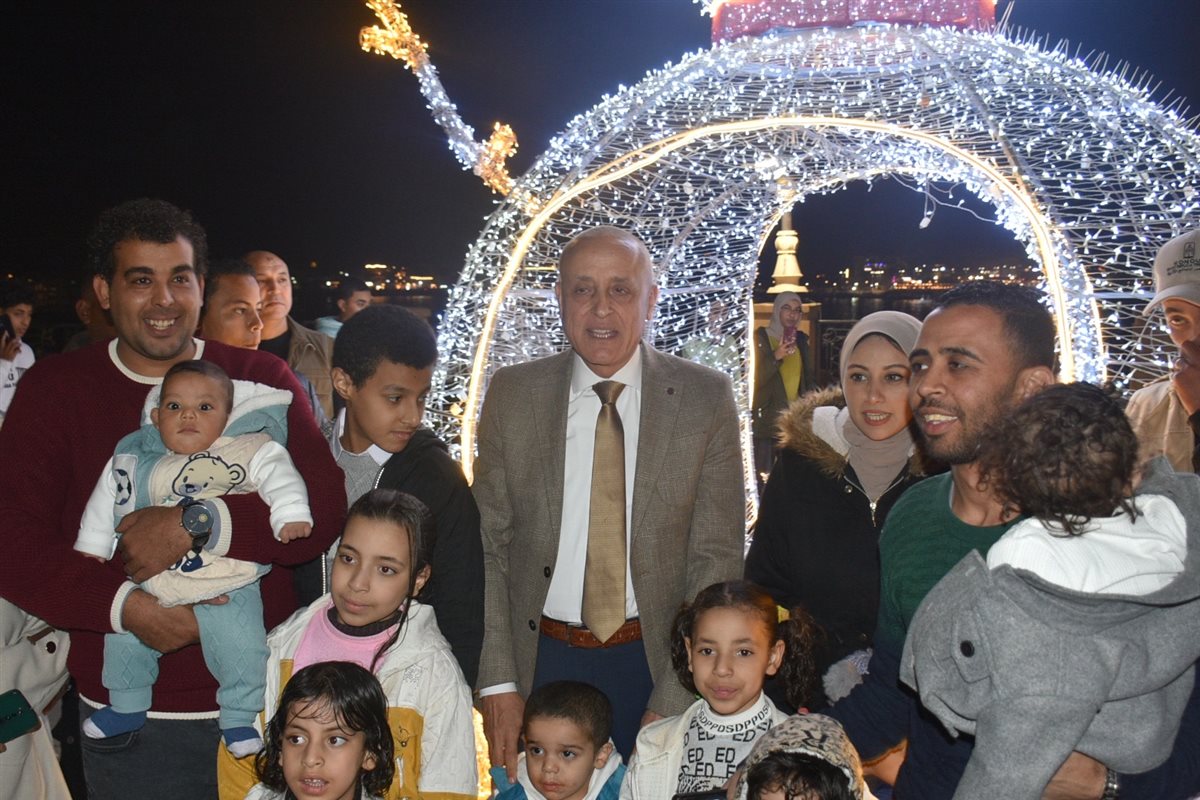 محافظ الأقصر يحتفل على الكورنيش مع الأهالي بالعام الجديد