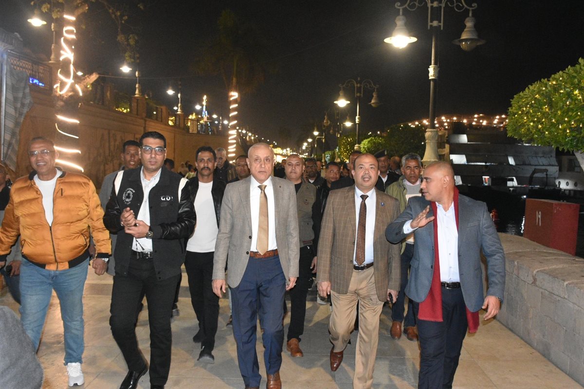 محافظ الأقصر يحتفل على الكورنيش مع الأهالي بالعام الجديد