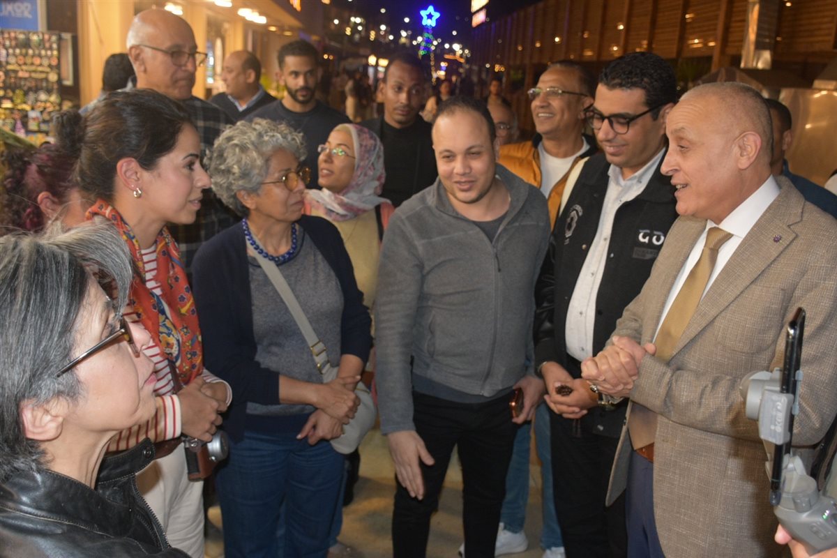 محافظ الأقصر يحتفل على الكورنيش مع الأهالي بالعام الجديد