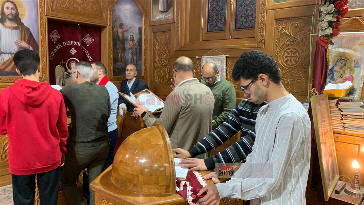 أقباط بورسعيد يؤدون صلوات قداس رأس السنة بكنيسة الأنبا بيشوي 