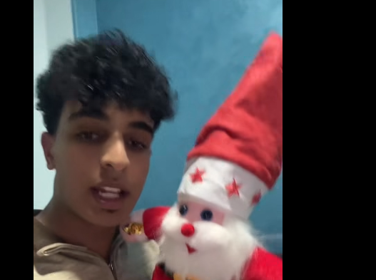 شاب يشتري دمية بابا نويل ليفاجأ بتشغيل أغاني رمضان