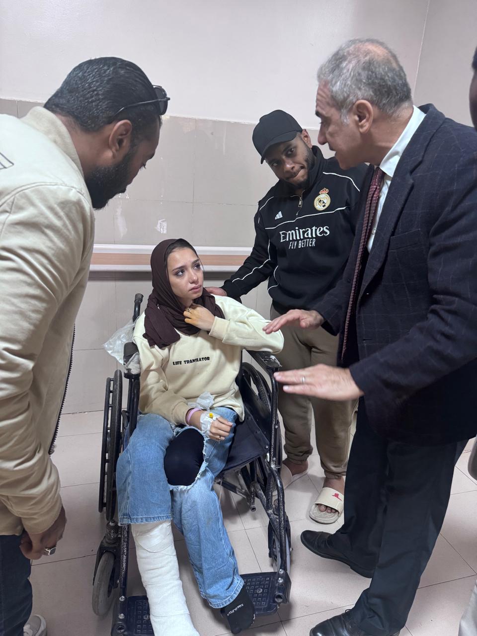 محافظ أسوان بطمئن على مصابي كلية التمريض