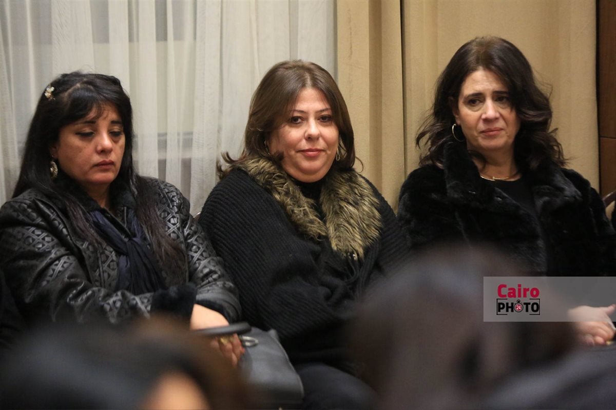 نجوم الفن والإعلام يواسون هاني رمزي في عزاء والدته