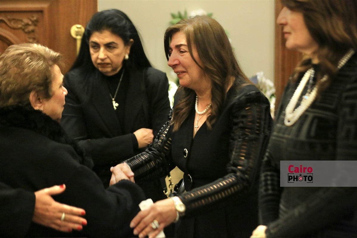 نجوم الفن والإعلام يواسون هاني رمزي في عزاء والدته