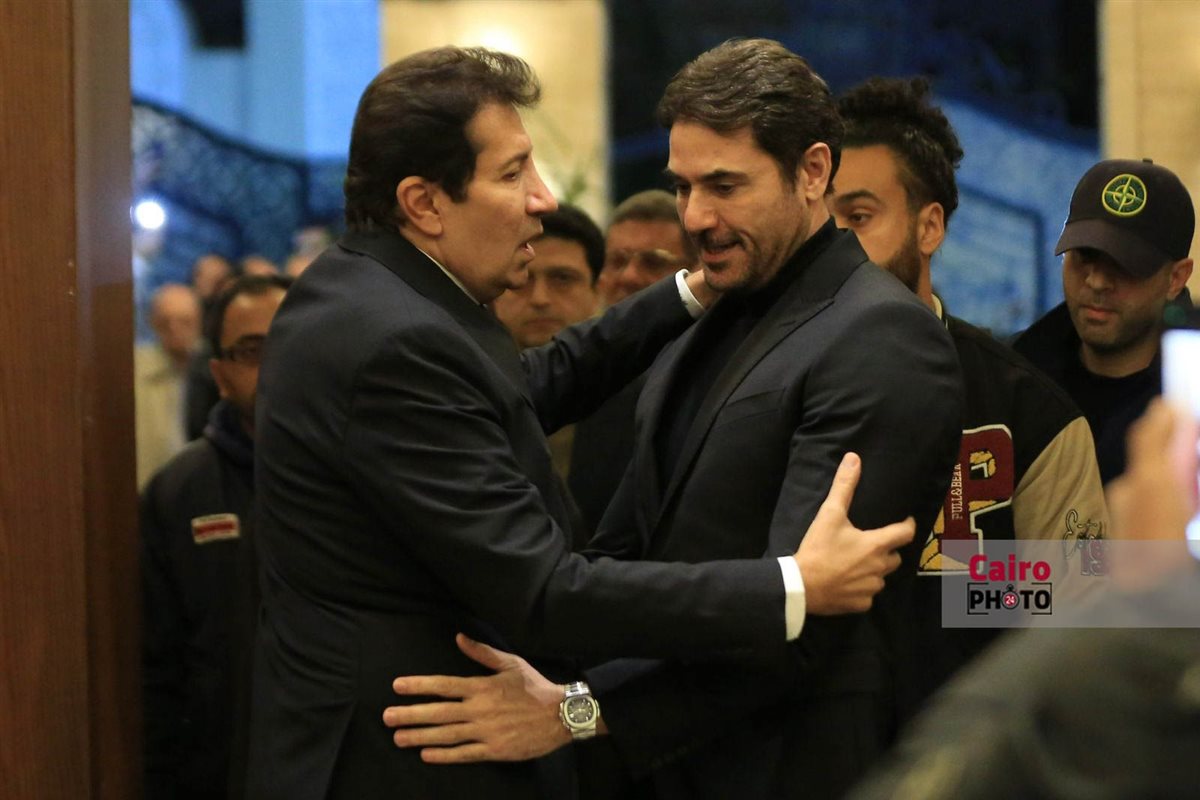 نجوم الفن والإعلام يواسون هاني رمزي في عزاء والدته