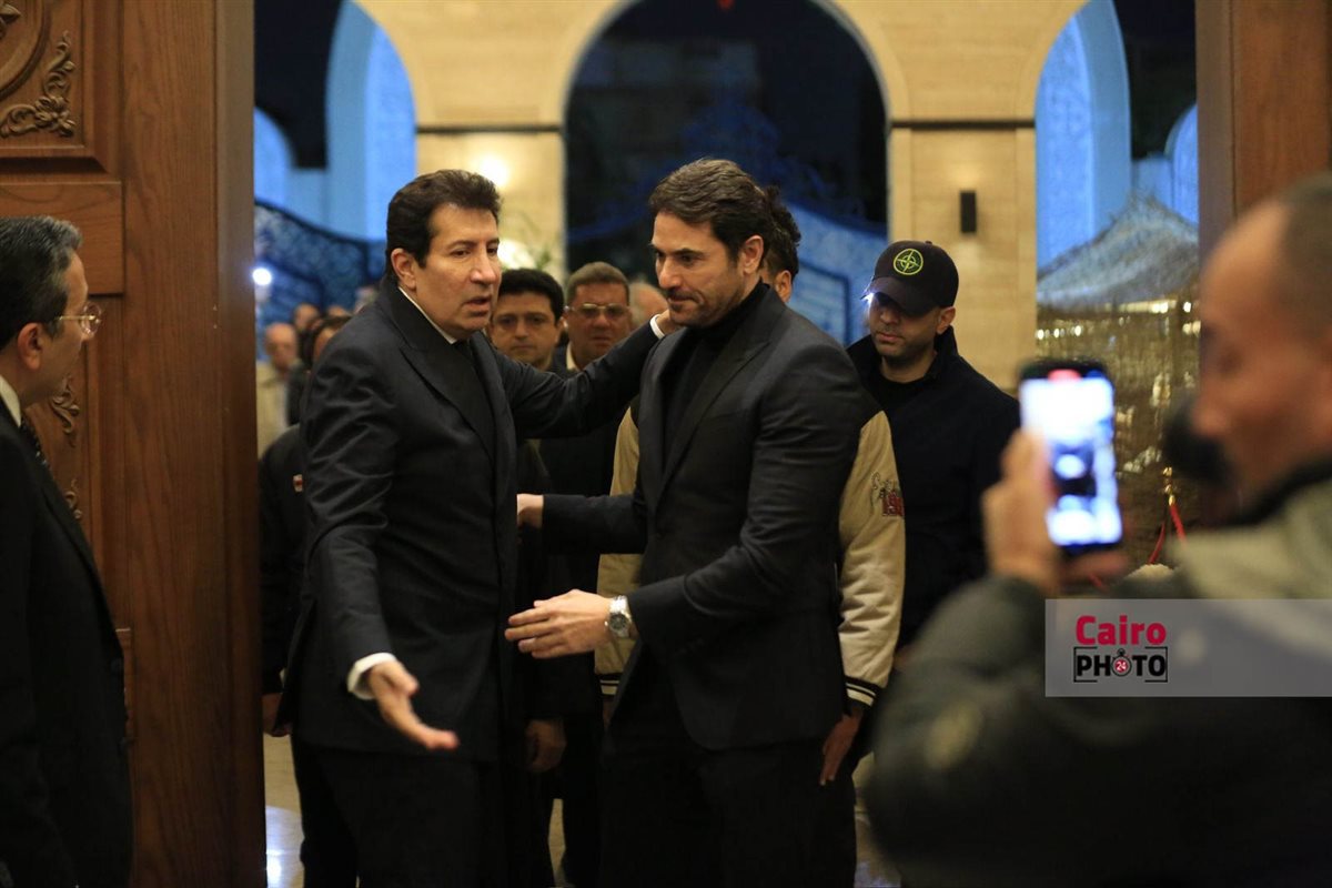 نجوم الفن والإعلام يواسون هاني رمزي في عزاء والدته