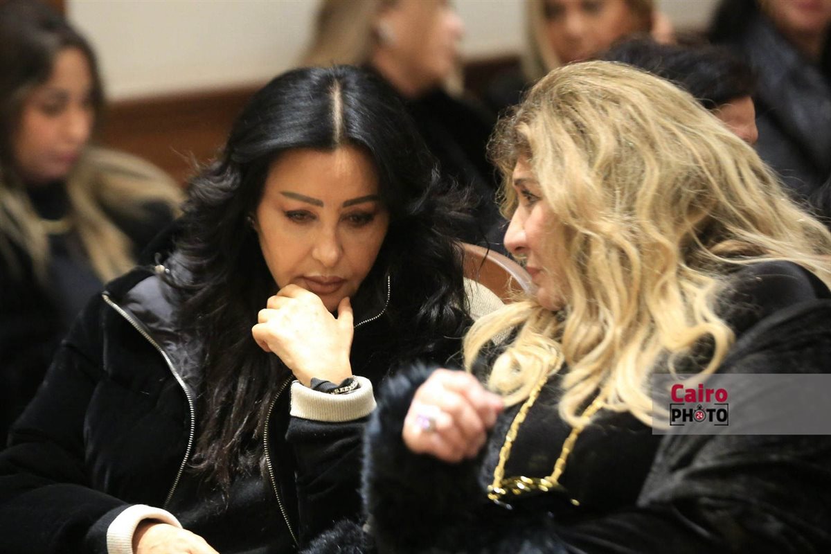 نجوم الفن والإعلام يواسون هاني رمزي في عزاء والدته