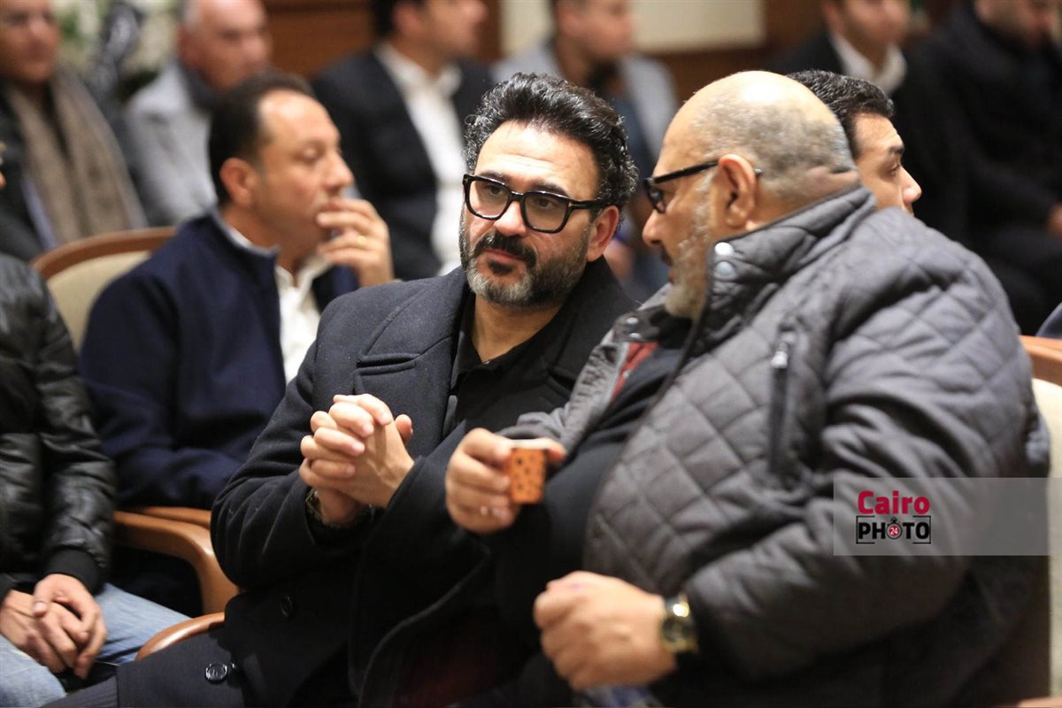 نجوم الفن والإعلام يواسون هاني رمزي في عزاء والدته